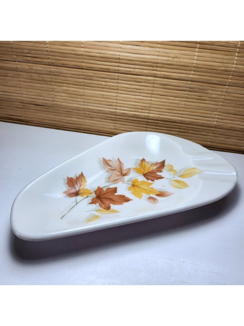 Ashtray Vintage Melamine Mid Century Kidney Shape Autumn Leaves Made in Canada - Picture 3 of 8